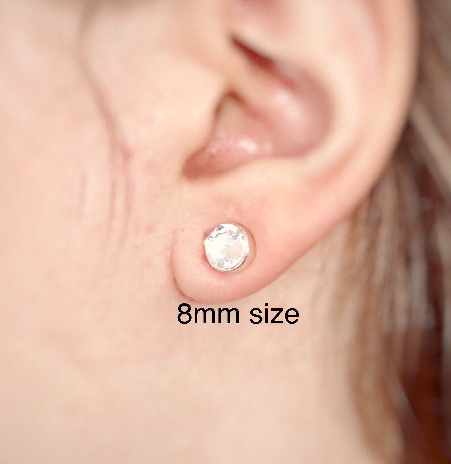 Keloid Magnetic Earrings offers strong pressure on the ear lobes.