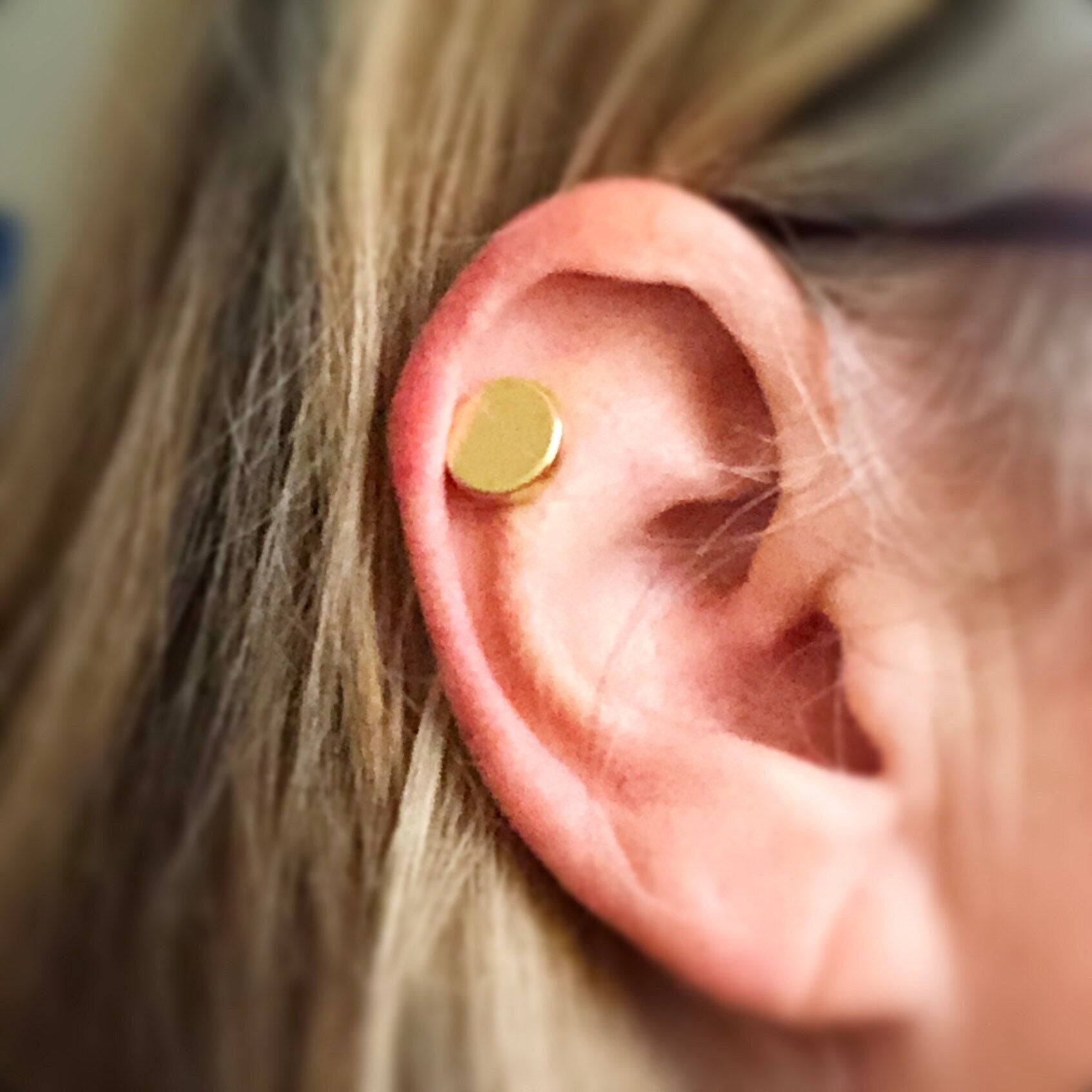 Keloid Magnetic Earrings offers strong pressure on the ear lobes.